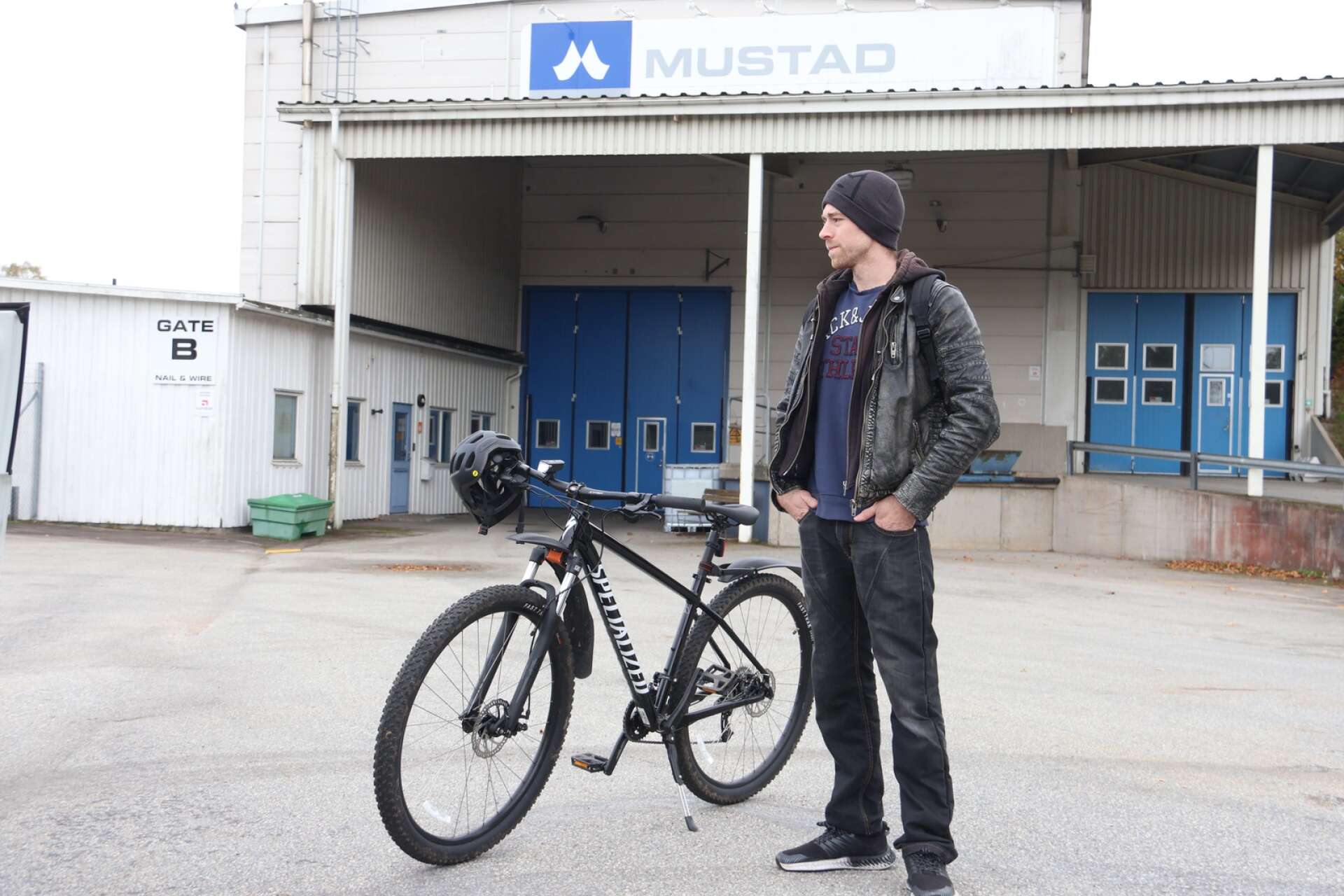 Emil Johansson har bara fyra minuter till jobbet på Mustadfors bruk med cykel. Han stortrivs med sitt arbete och är bedrövad över att företaget ska stänga i Dals Långed.