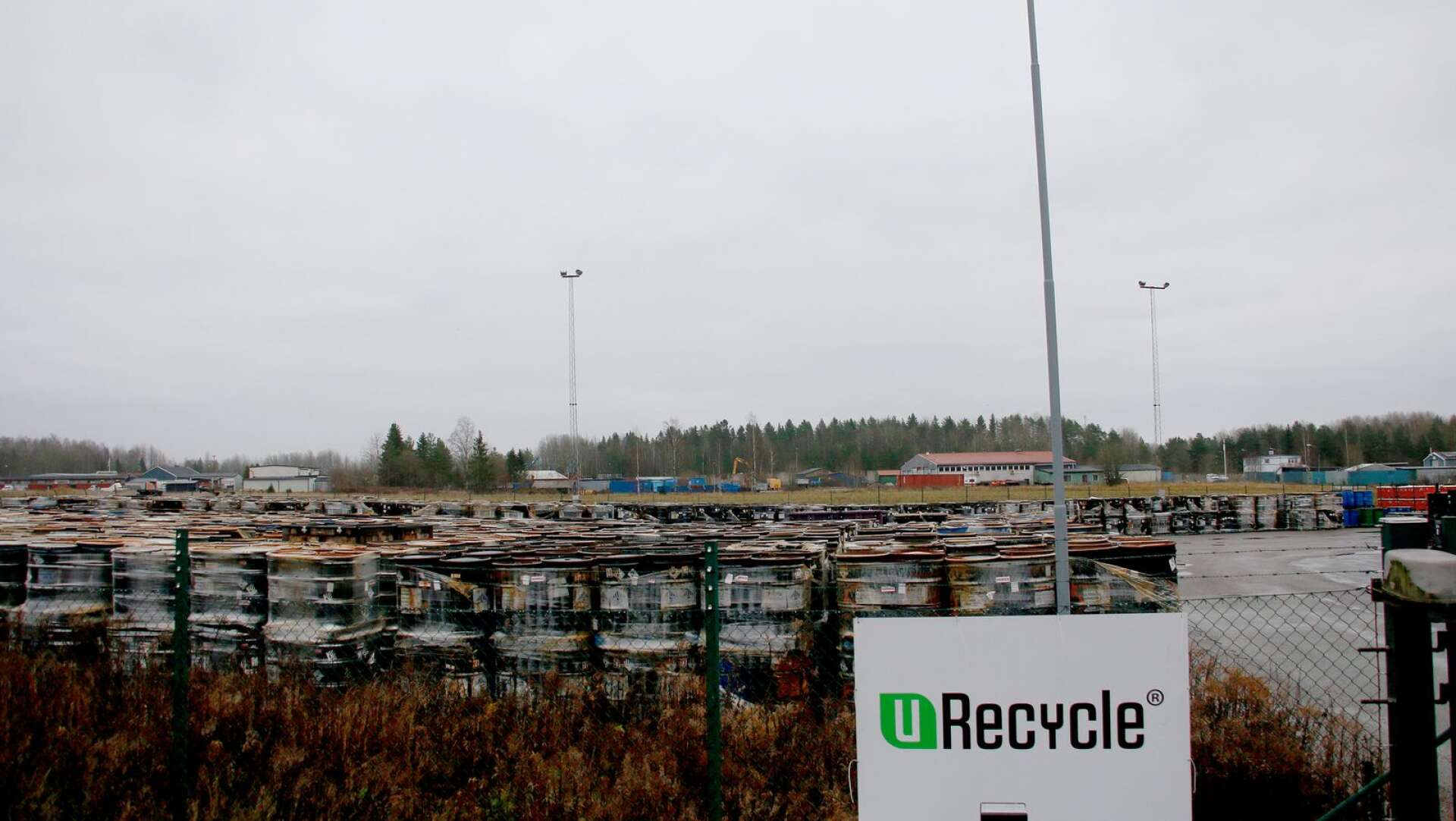 Tusentals tunnor och säckar med batteriavfall står kvar på Urecycles tomt i Karlskoga.