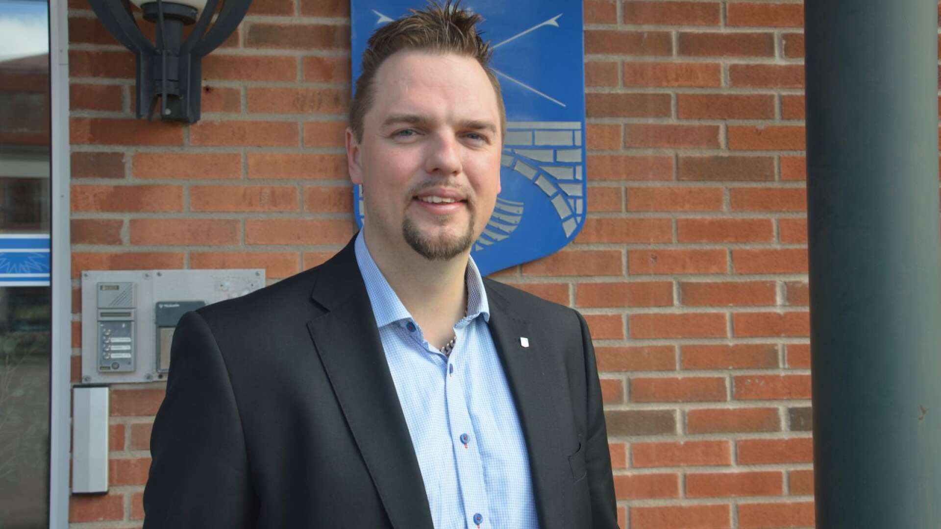 Just nu sjukskrivna kommunalrådet Tobias Eriksson (S) avgår som styrelseordförande i kommunägda Sunne fastighets AB. 