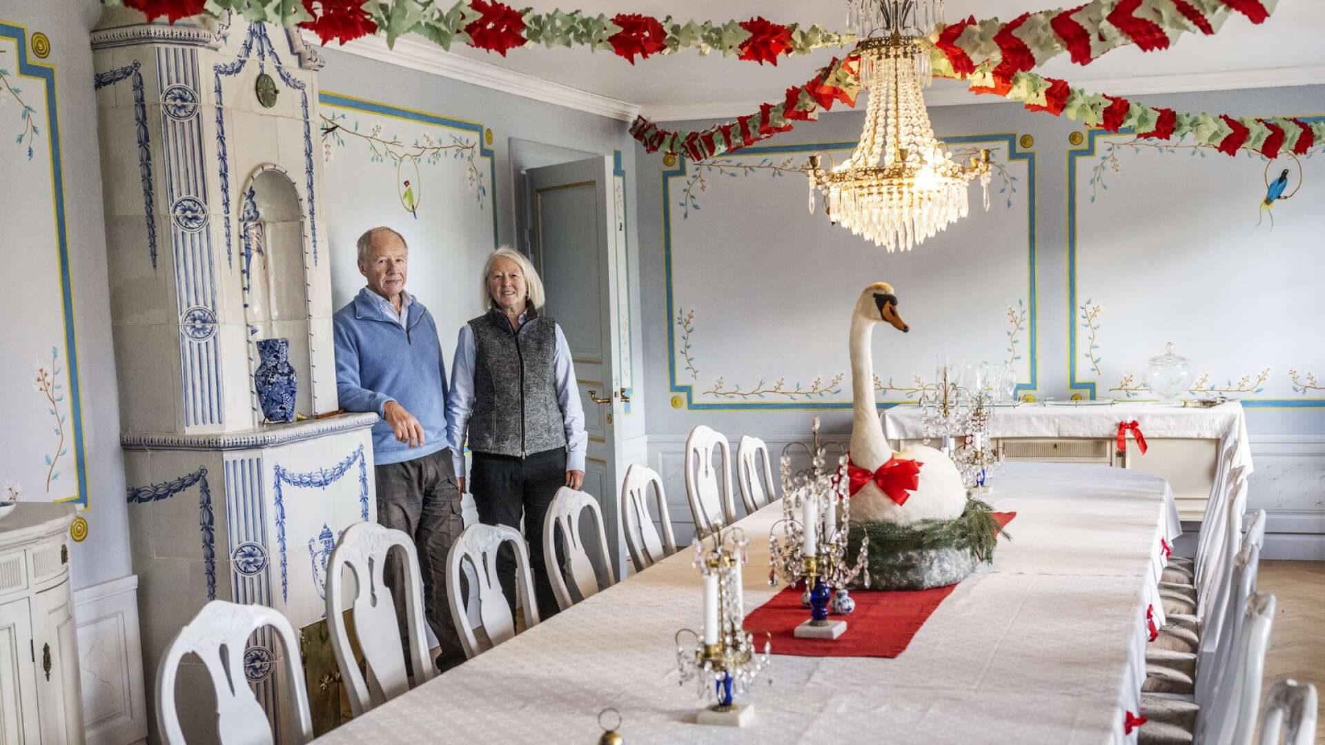 Matsalen hos Öjvins och Kerstin Tunsbrunn andas nyklassicism. Både den blådekorerade kakelugnen och väggmålningarna med paradisfåglar är influerade av Ostindiska kompaniets resor. Svanen på bordet är också den tidstypsik för 1700-talet.