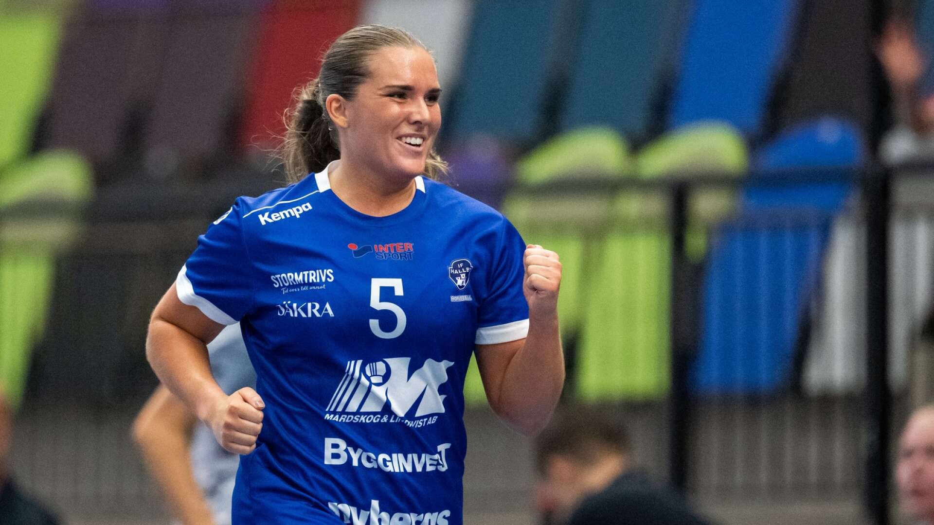 Värmländska mittsexan Linnea Sundholm jublar efter mål i Hallbytröjan. Nu väntar spel i spanska ligan. 