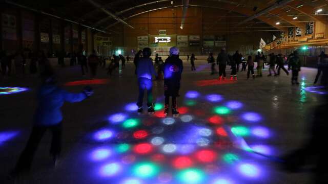 På fredag är det skridsko-disco på Otterstrand. Denna bild är dock från ett skridsko-disco i Filipstad. 