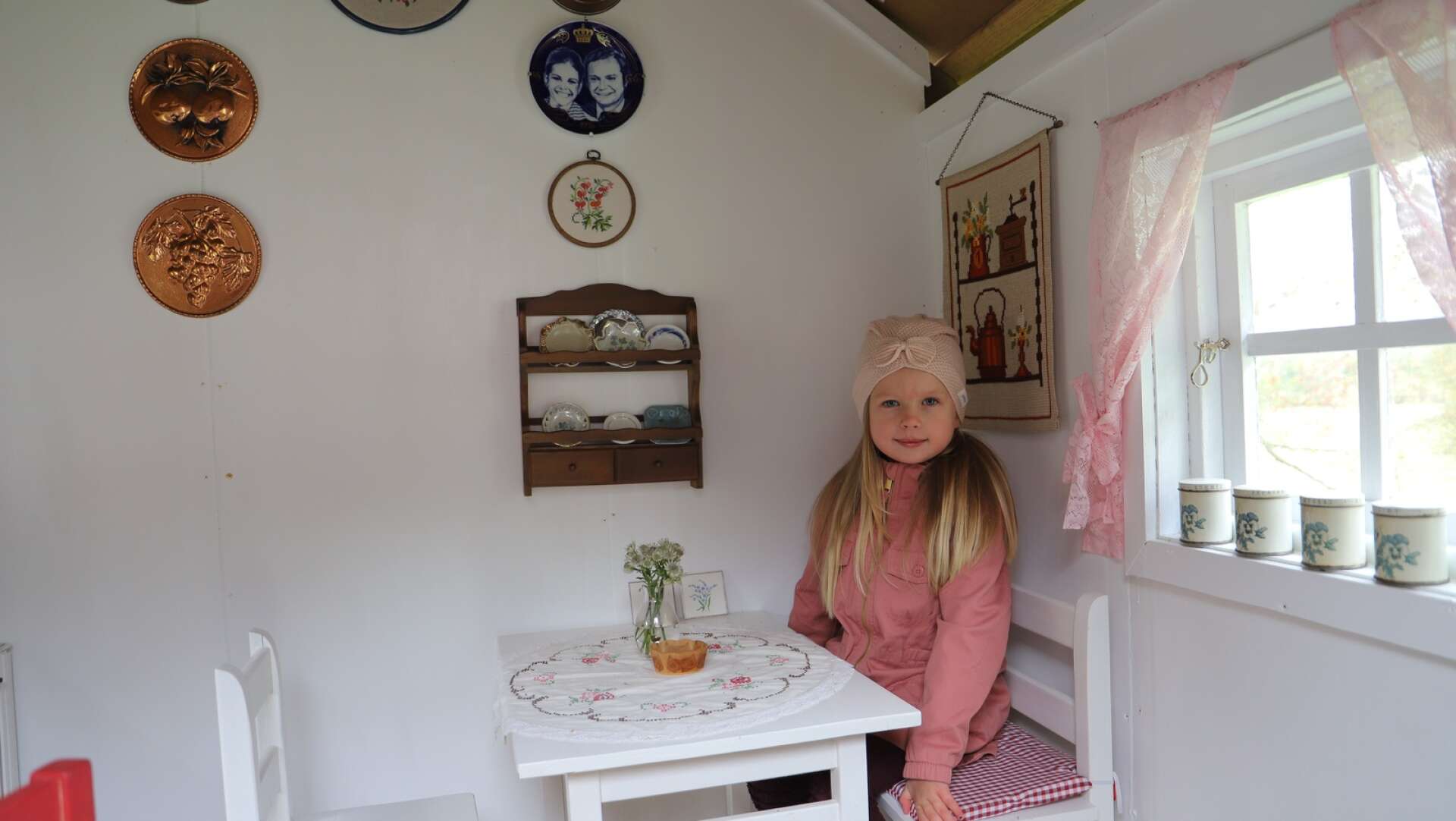 Ophelia har ett alldeles eget litet fint och välutrustat hus på tomten där hon kan leka.