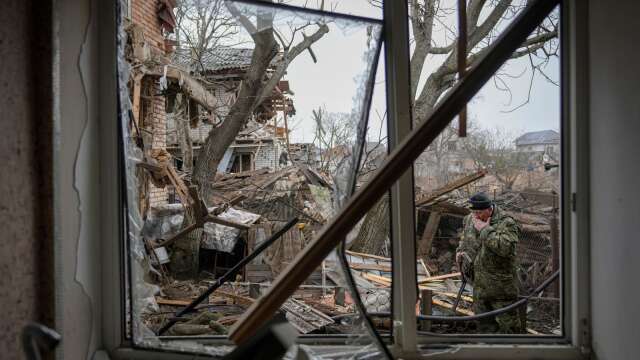 Soldaten Andrey Goncharuk, 68, vid ett förstört hus i Kiev på onsdagen.