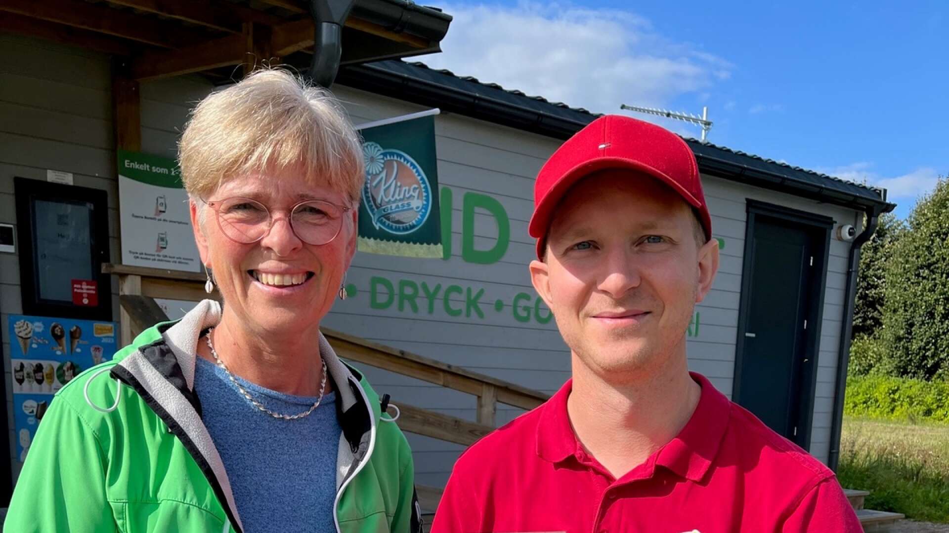 Centerpartiet har utsett Stefan Carlsson som driver 24/7-butiken i Eggby till sin första pristagare av ”Årets sommarhjälte”. Priset delades ut av riksdagsledamot Ulrika Heie.