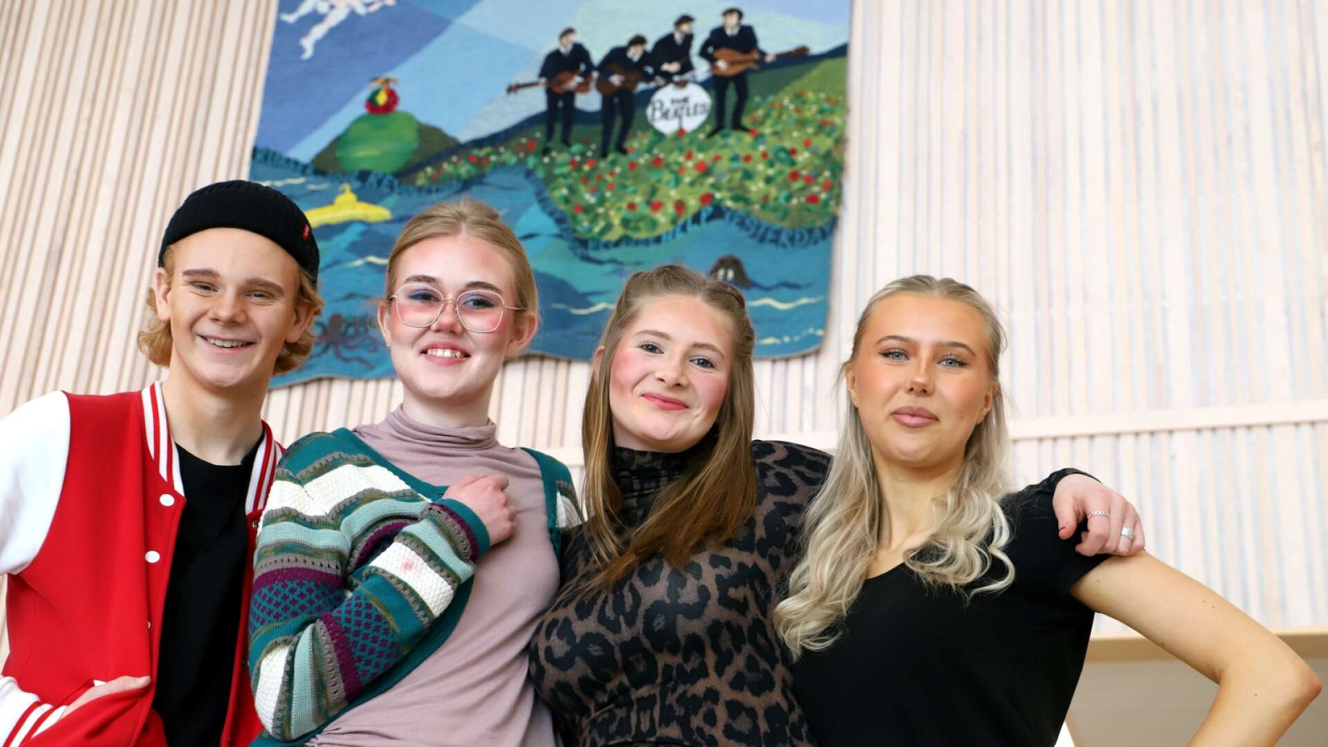 Karlstadseleverna har Beatles i ryggen – Tobias Sjöberg, Clara Åkerman, Felicia Hultcrantz och Mimmi Lindholm står sminkade och klara för genrepet på uppsättningen av nyskrivna pjäsen Agatha, som teatertvåorna tävlar med i det riksomfattande Länk-projektet.