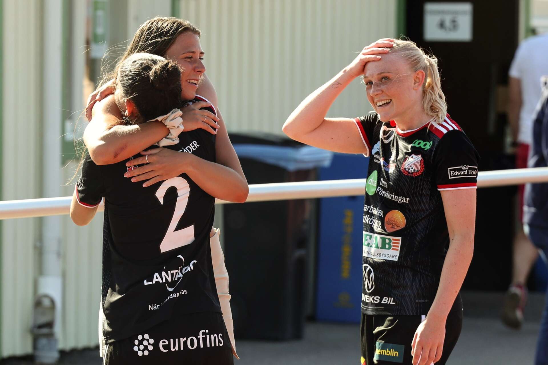 Emilia Bengtsson och Hanna Boubezari tillsammans med före detta LFK-spelaren Emilia Hjertberg efter matchen.