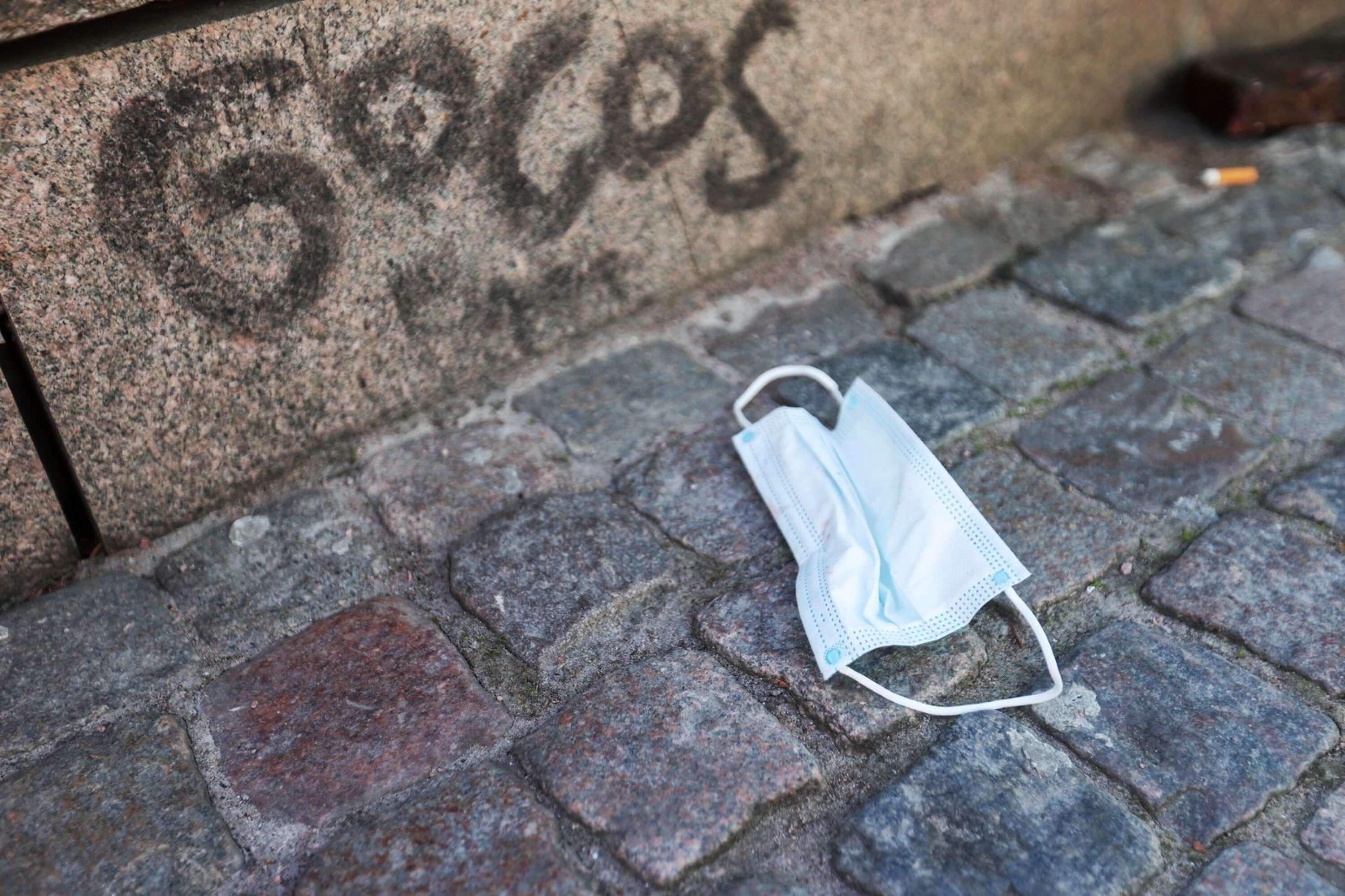 Omkring 100 och 150 munskydd om dagen rensar Karlstads kommun bort.