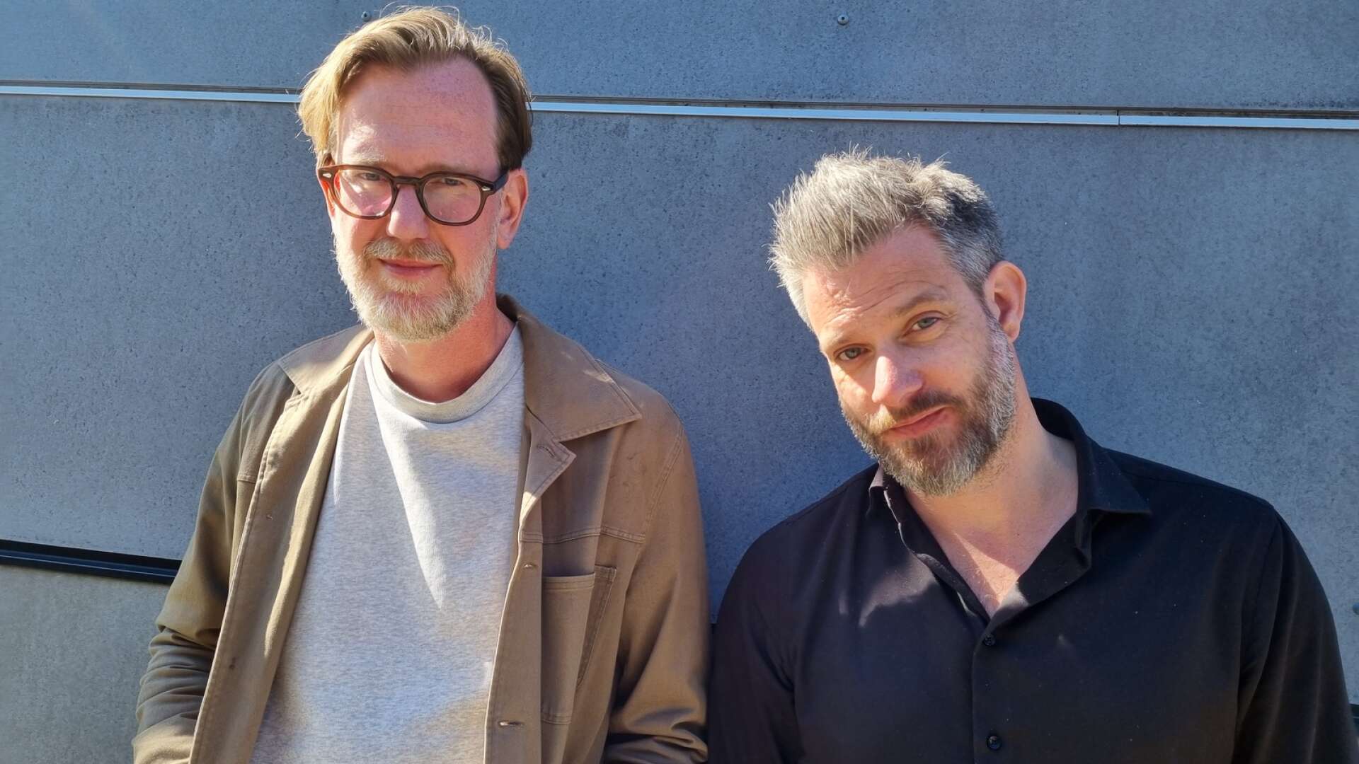 Peter Mohlin och Peter Nyström, deckarförfattare bördiga från Åmål, som nu släpper sin tredje bok om polismannen John Adderley.