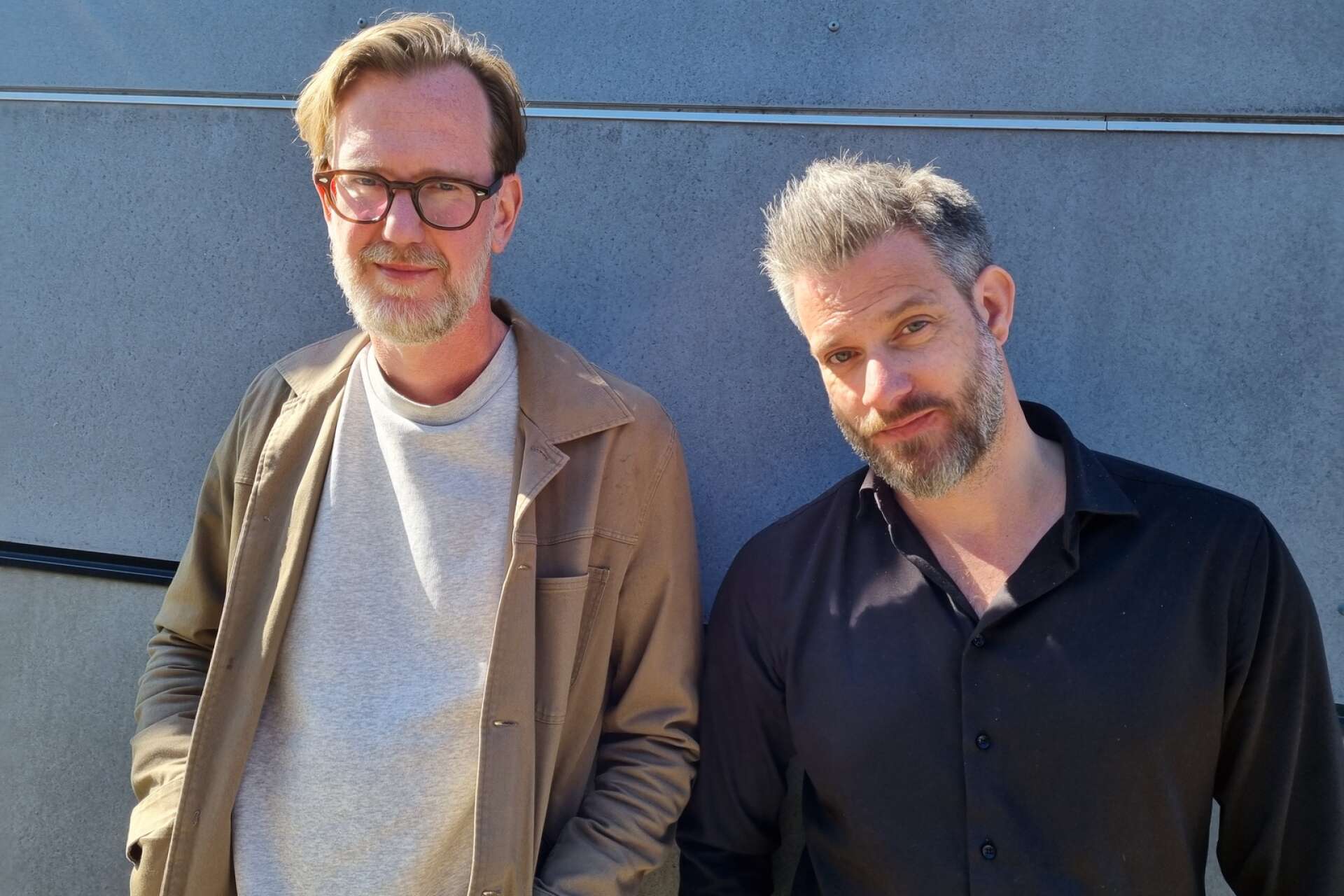 Peter Mohlin och Peter Nyström, deckarförfattare bördiga från Åmål, som nu släpper sin tredje bok om polismannen John Adderley.