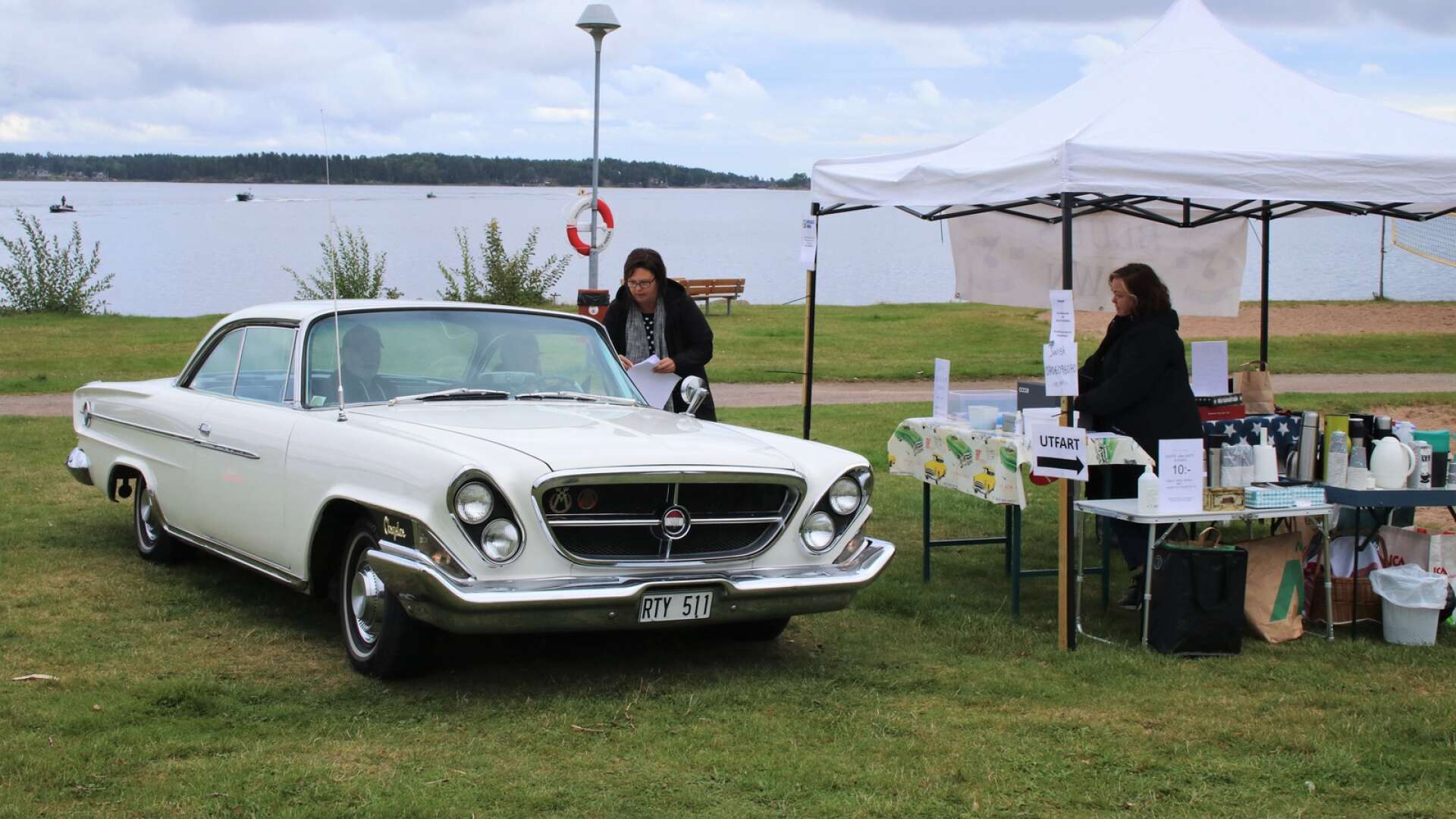 Ulla-Britt Lerman och Göran Årehult åkte rundan i en Chrysler från 1962. Helena Thulin och Matilda Pettersson från Bluestown MC skickade iväg bilarna. 