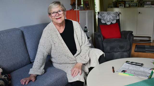 Karin Larsson har bland annat kunnat köpa ny soffa, tack vare hjälp av fonderna som Sunne kommun förvaltar. 