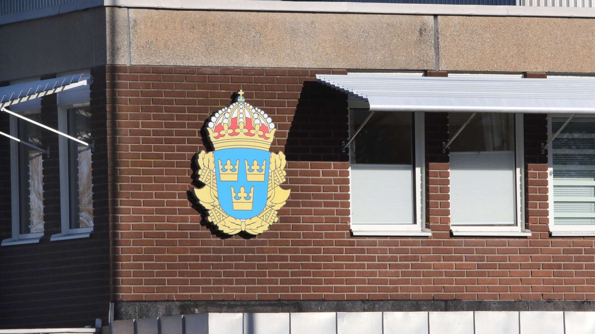 De tre misstänkta personerna förhördes i polishuset i Mariestad. 