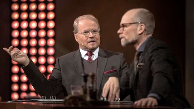 Domaren Fredrik Lindström och programledaren Kristian Luuk.