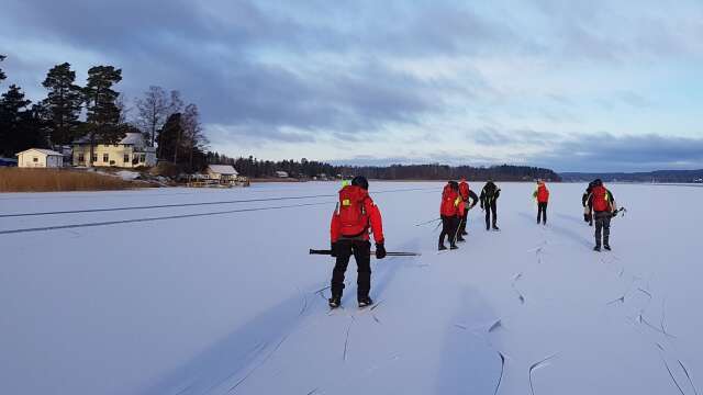 Isen på Varnumsviken var cirka 15 centimeter tjock för två helger sedan.