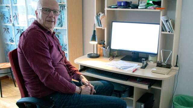 Per Höglund sitter en stund vid datorn varje kväll och ägnar sig åt sitt uppdrag som god man.