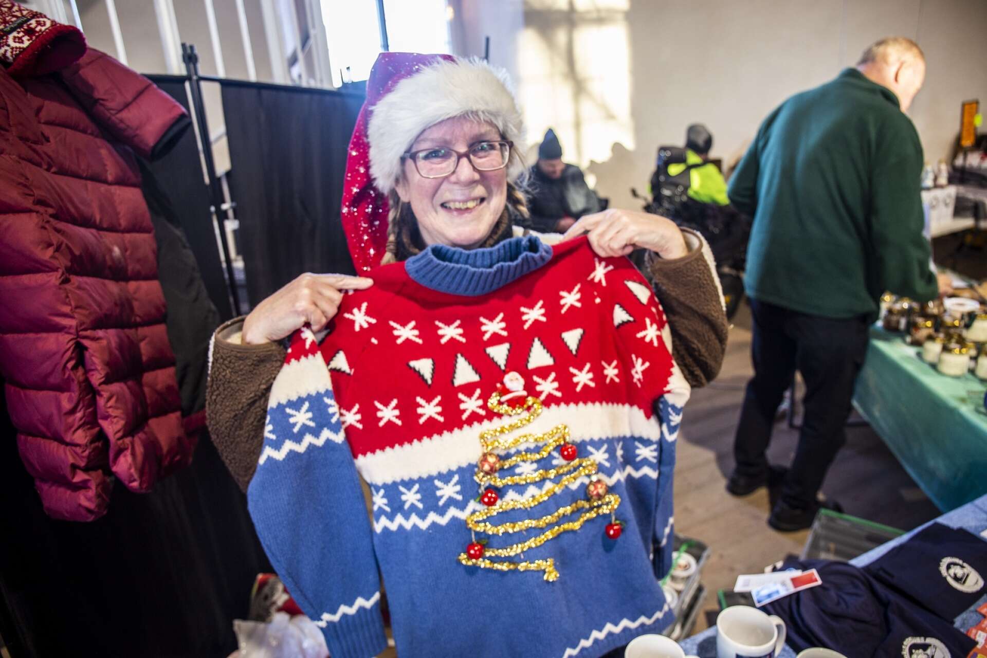 Härmed kan Gunilla Hägg bocka av årets jultröja på checklistan. Den här stickade tröjan fyndade hon hos Röda Korset.