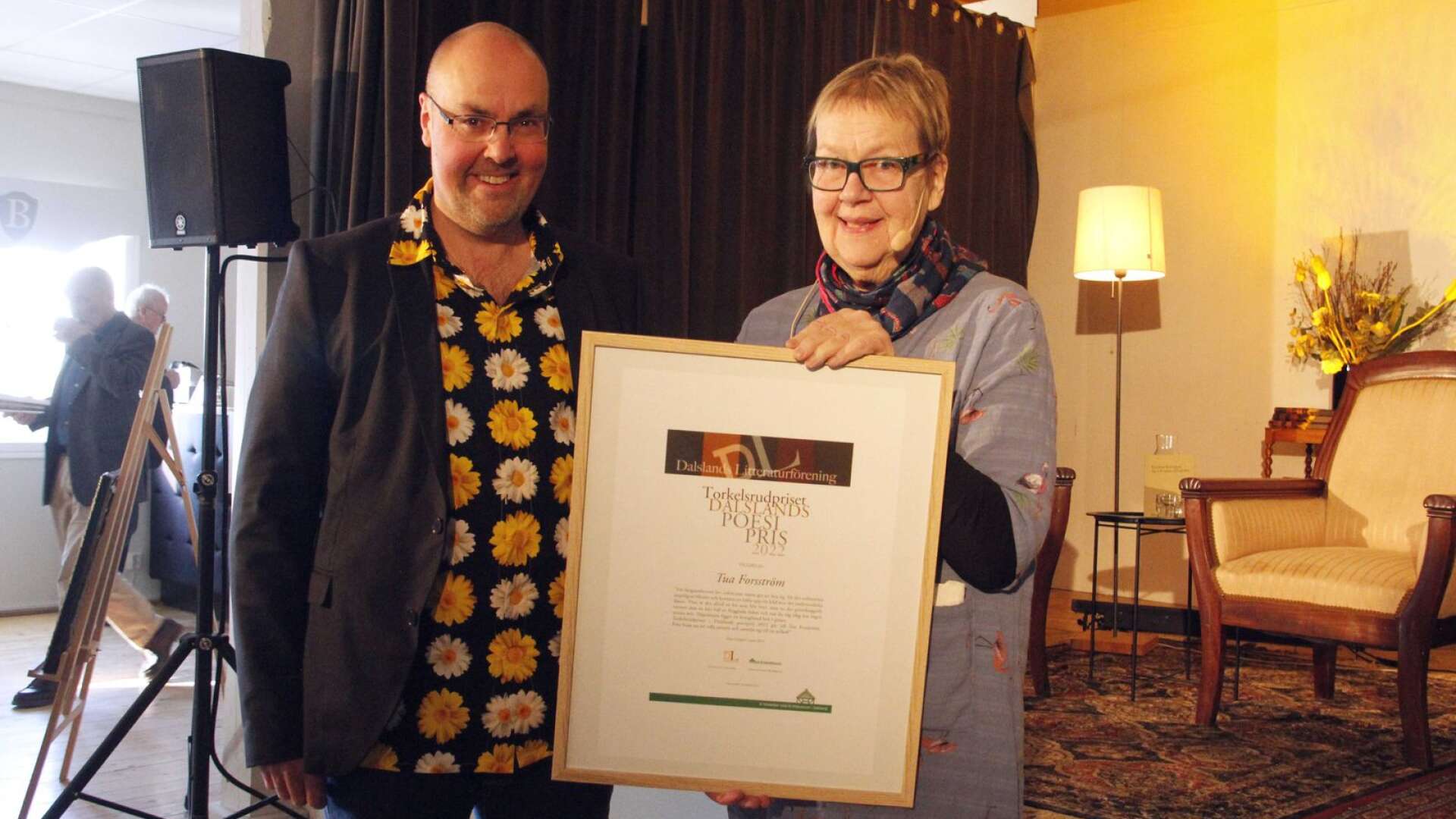 Victor Estby, Dalslands litteraturförening, tillsammans med pristagaren Tua Forsström.