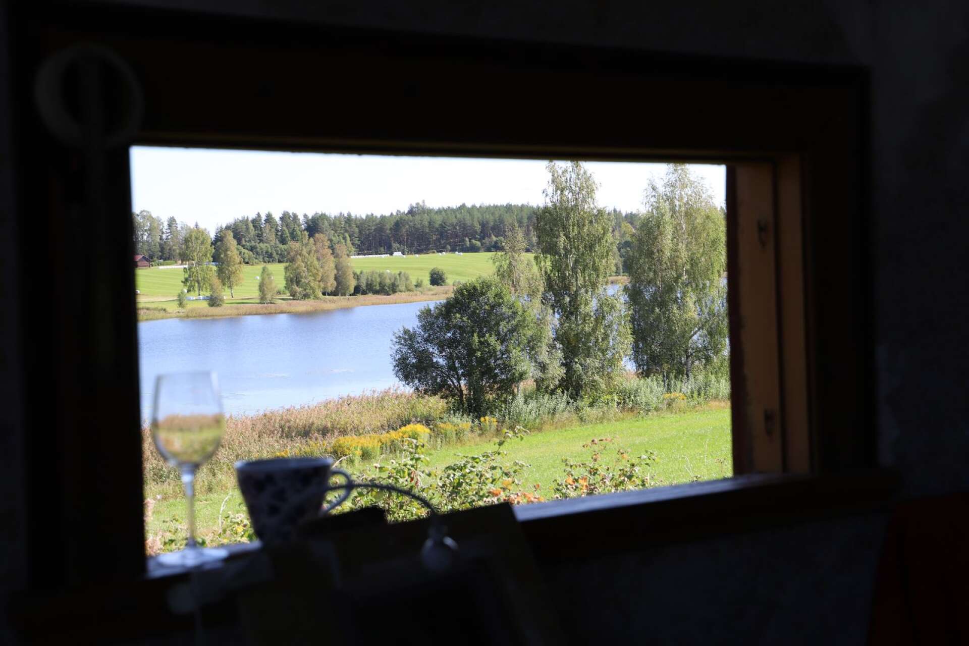 Sahlströmsgården ligger vackert med nära både till skog och sjö.
