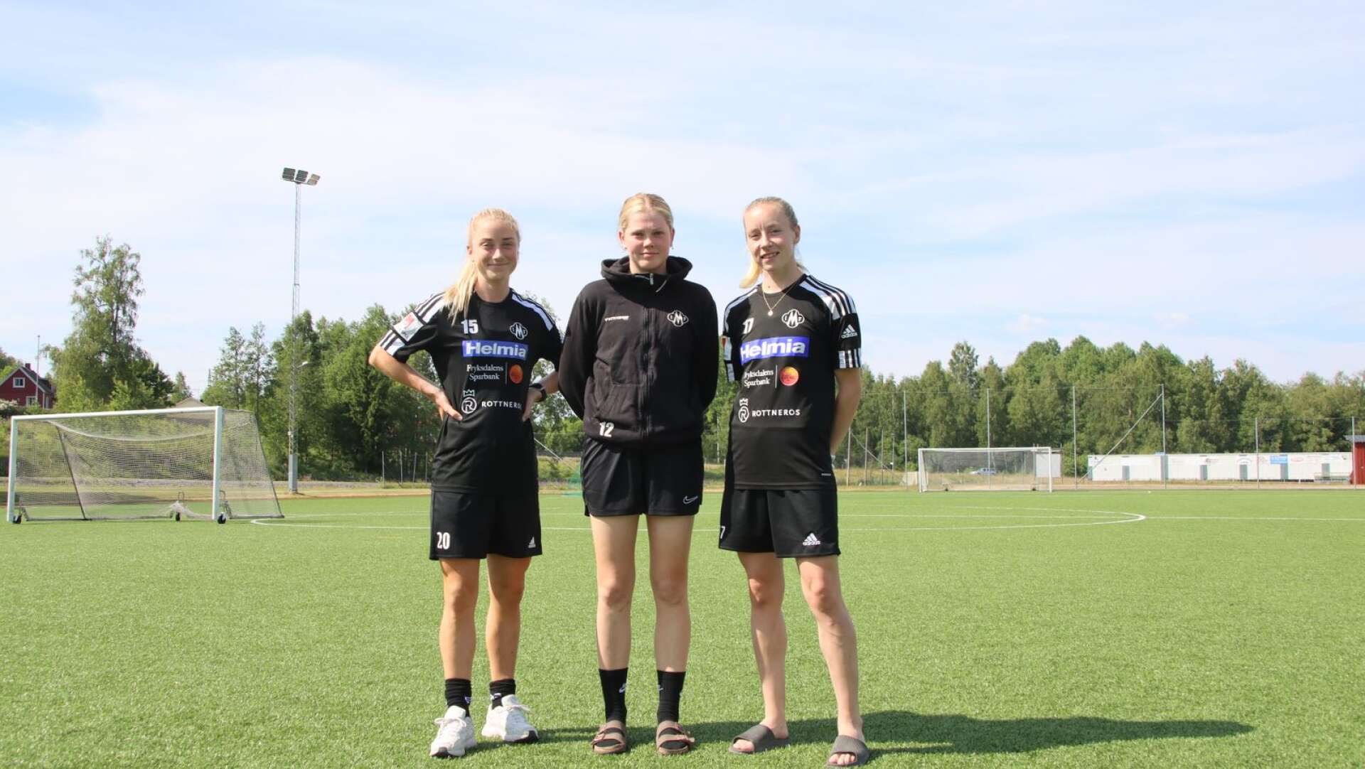 Fotbollspelarna Erika Stolpe, Emma Eriksson och Susanne Skålberg. 
