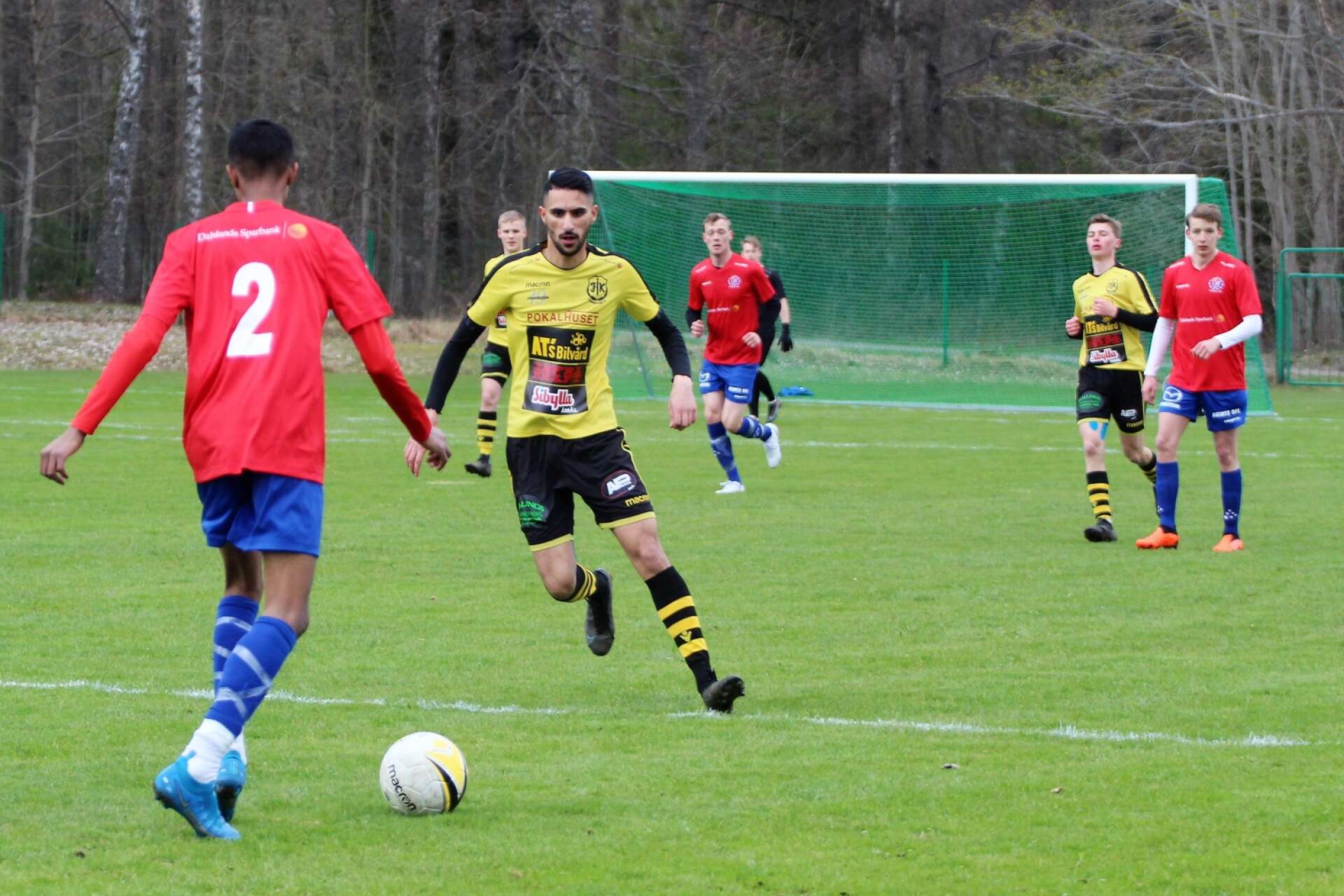 Ahmed Ahmed, som anslutit till Tösse från IFK Åmål, gjorde en pigg match som högerback. Fengersforsanfallaren Ali Jassim pressar.
