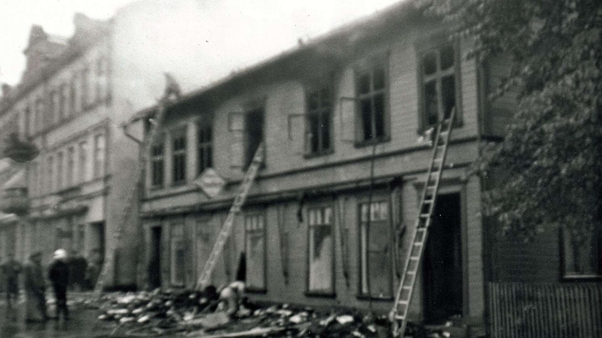 Med hjälp av stegar tog sig brandmän in på andra våningen. Strax intill pågick verksamheten som vanligt i bageriet hos Holgers konditori. 