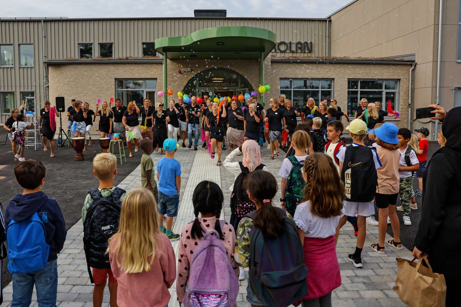 Förväntansfulla lärare, elever och föräldrar samlades utanför den nya skolan på torsdagsmorgonen. 