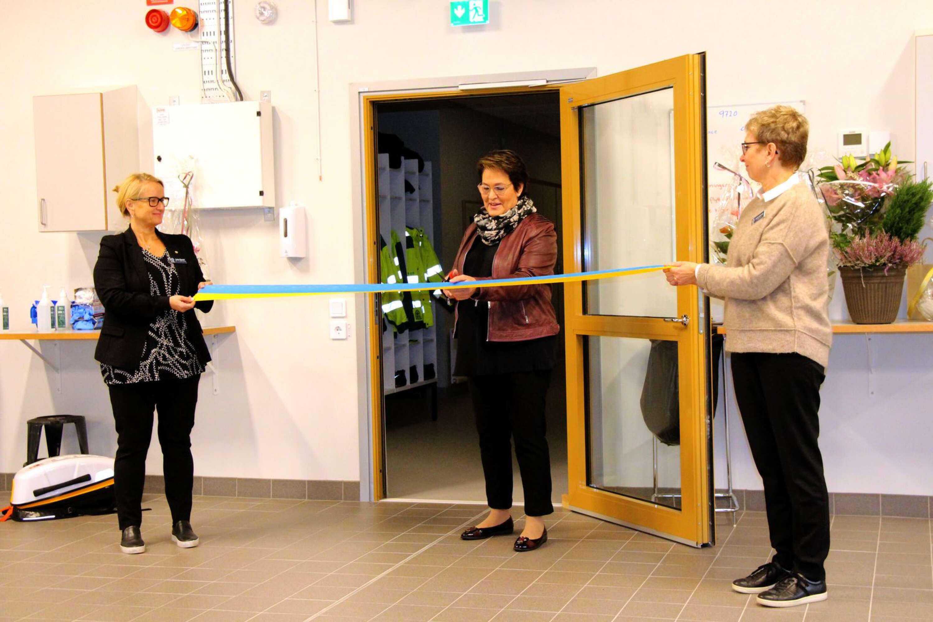 Eva Julin Dombrowe (L) andre vice ordförande i hälso- och sjukvårdsnämnden klippte invigningsbandet med hjälp av Lena Gjevert, hälso- och sjukvårdsdirektör och Annette Andersson, fastighetschef Region Värmland.