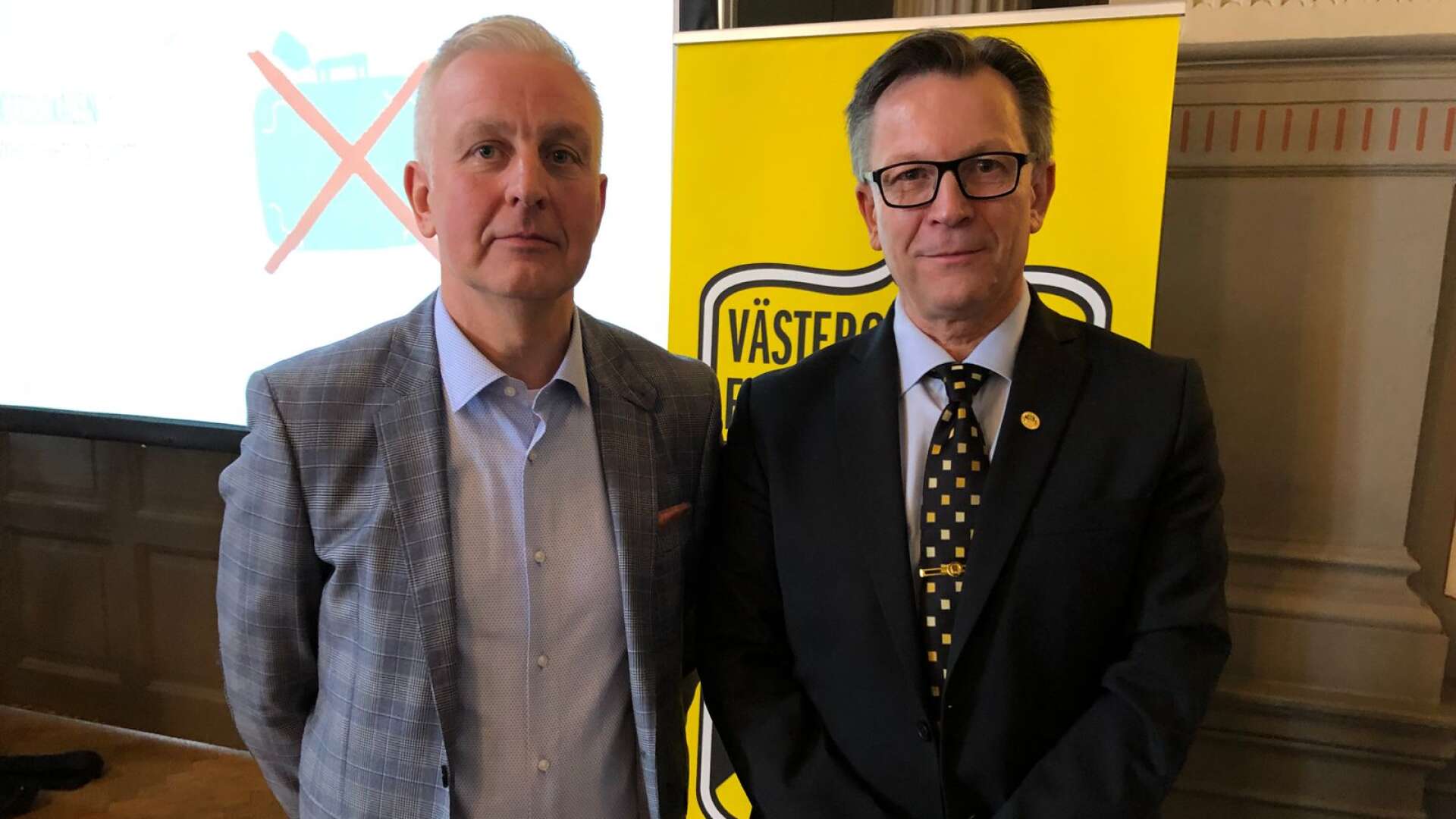Peter Karlsson (till höger) tackade för sig som ordförande i Västergötlands fotbollförbund på lördagens distriktsmöte som ägde rum i Skövde. Magnus Gunnarsson tog över ordförandeposten i VFF på ett möte som väckte debatt på grund av en motion ifrån Skepplanda BTK.