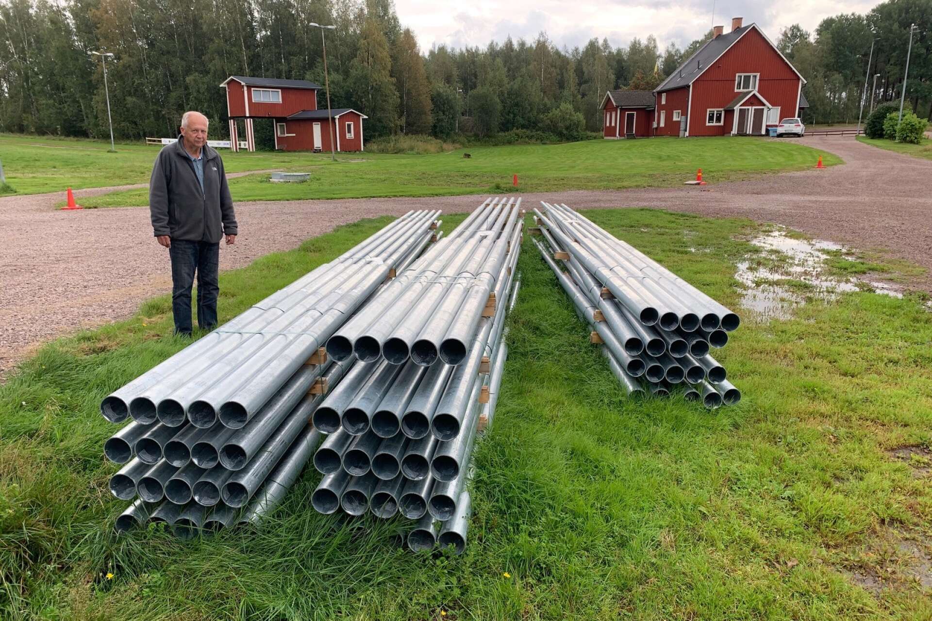 Lennart Mikaelsson med stolparna som ska ersätta de gamla.