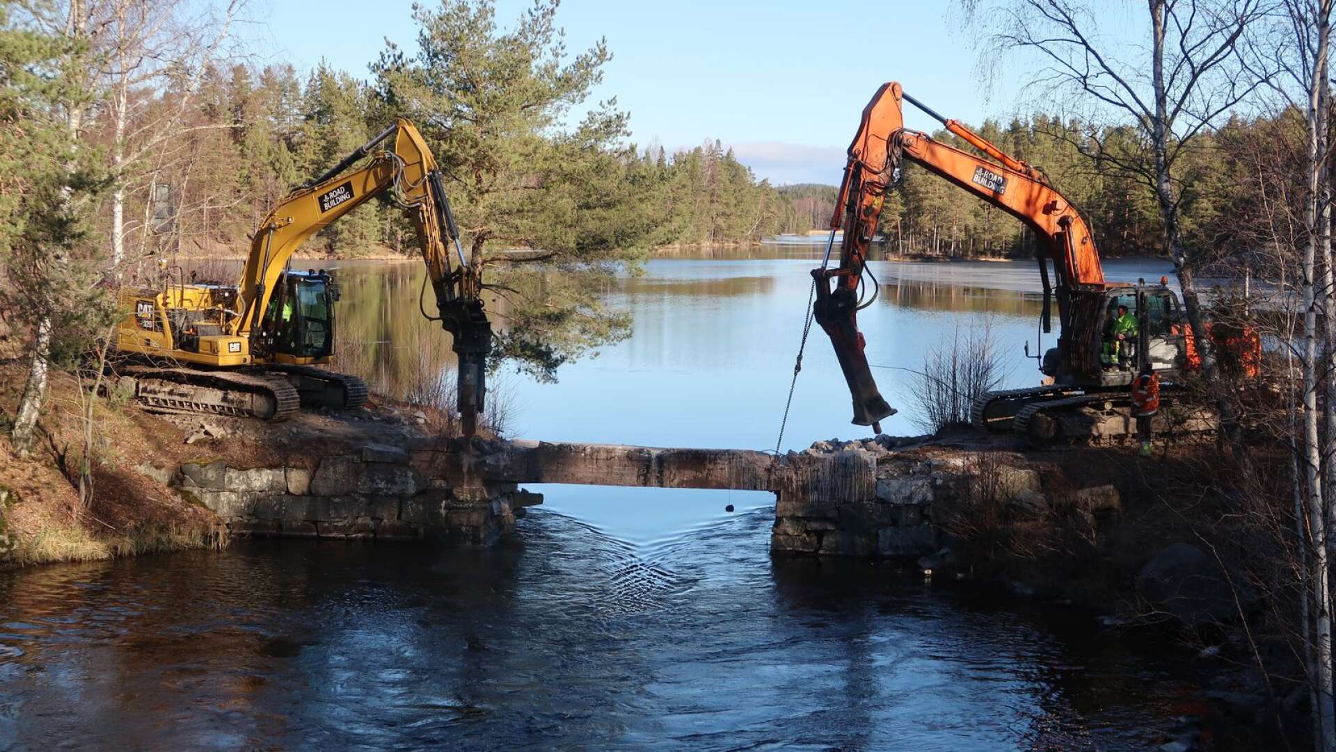 På fredagen revs cement- och stenbron i Skåpafors. I höst ska den ersättas av en ny bro.