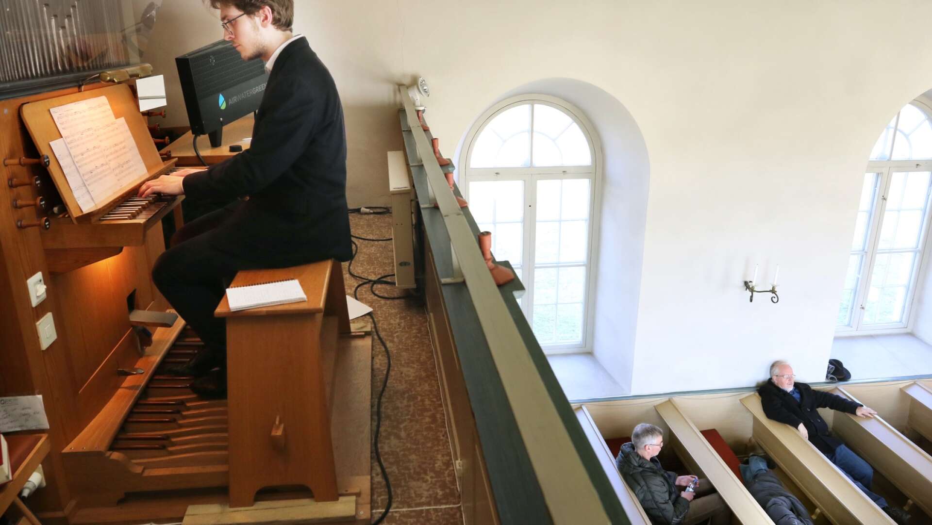 Kantorn Adam Frödin spelade orgel i Berga kyrka i onsdags och besökarna bjöds på en stunds reflektion och avkoppling. Det var tillåtet att ligga i kyrkbänken.