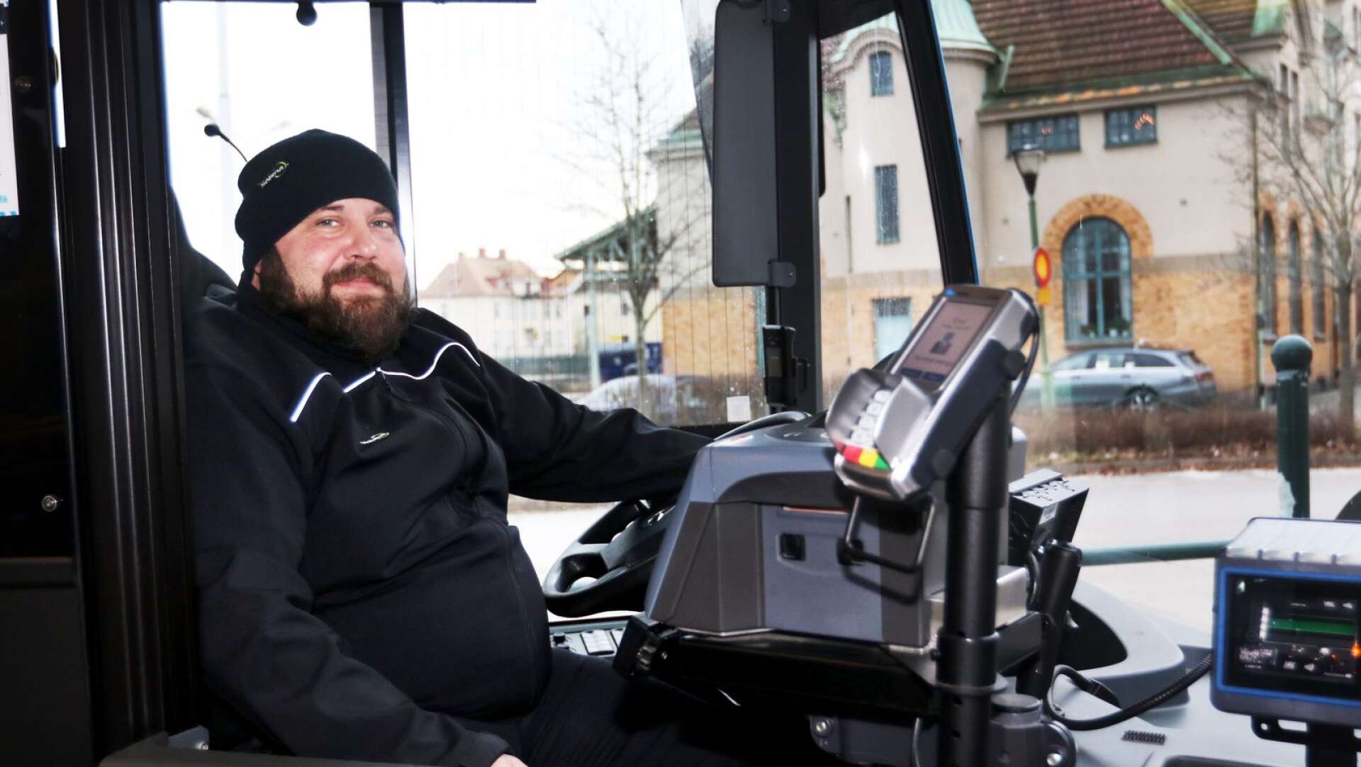 Busschauffören Björn Eliasson uppskattar att 15-20 procent av resenärerna använder munskydd.