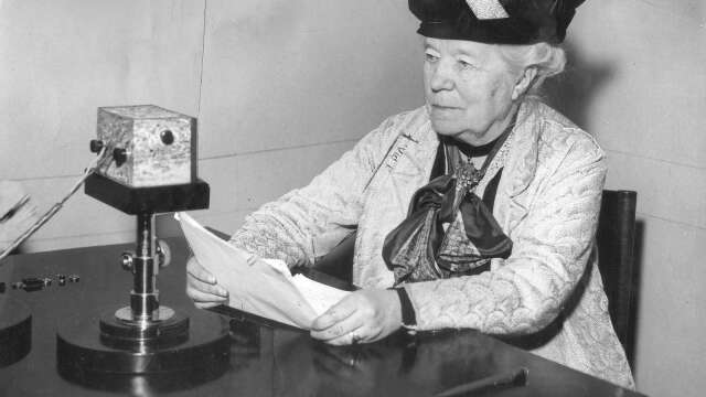 1933: Selma Lagerlöf talar till svenskamerikanerna i radio.