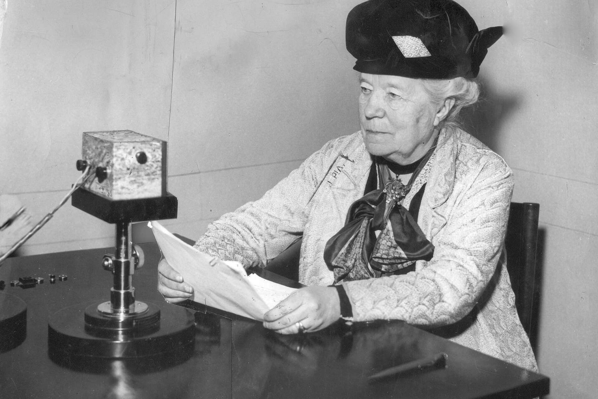 1933: Selma Lagerlöf talar till svenskamerikanerna i radio.