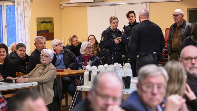 Både polis och väktare fanns på plats när Runnevål var på agendan under kommunfullmäktigemötet i Högboda i torsdags kväll.