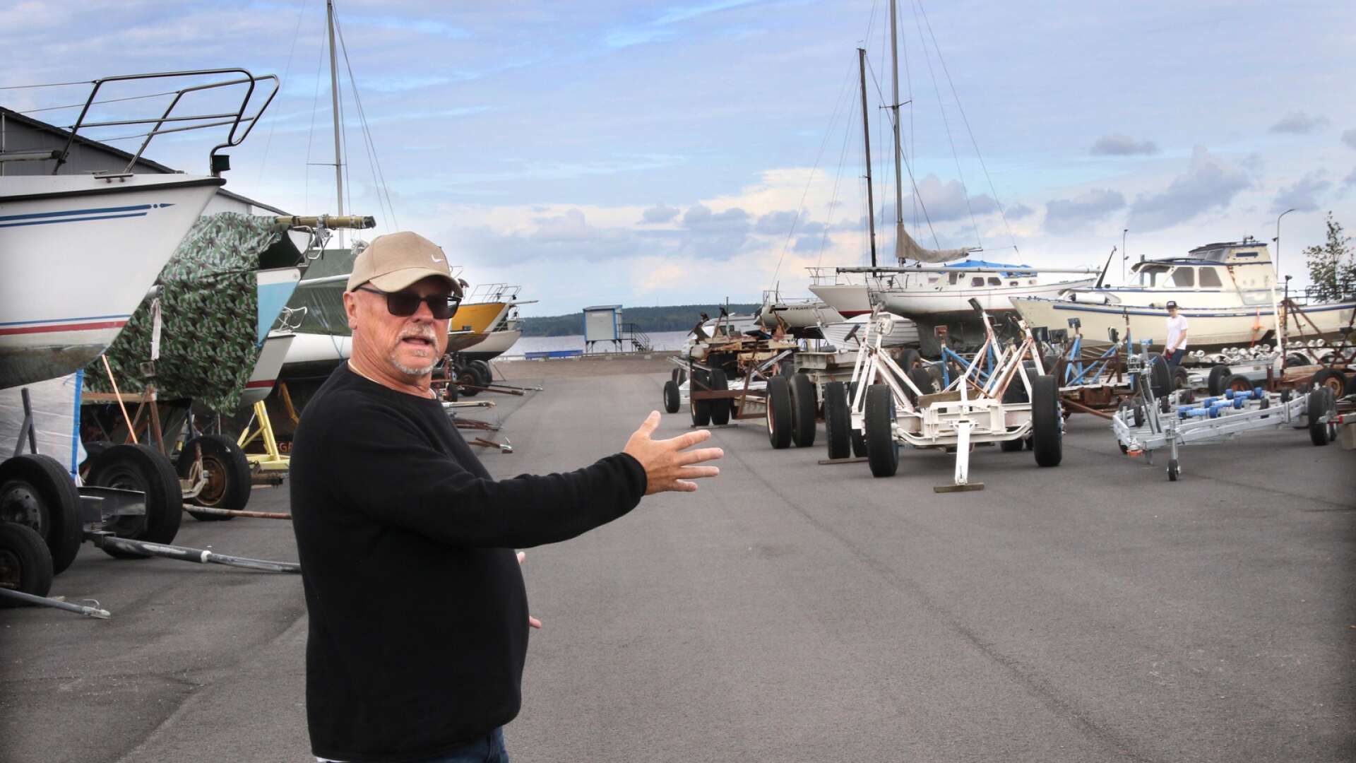 Bosse Jansson tycker att kommunen ska sätta upp ett staket i den norra delen av hamnen för att skapa en förvaringsplats för båtar och vagnar.