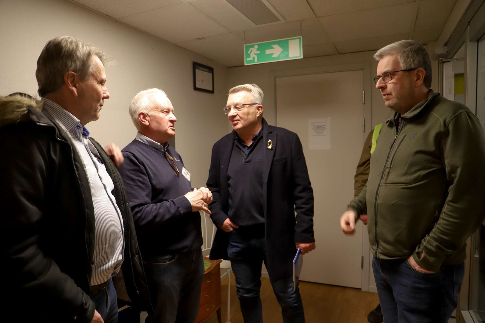 Dan Magnusson, tvåa från vänster, hade en intresserad skara kommunpolitiker på besök när Träffpunkt 38:an öppnade i onsdags kväll. Det var Per Jonsson (C), Stig Bertilsson (M) och Per Eriksson (S).