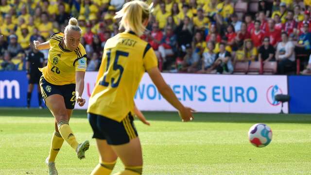 Hanna Bennison avlossar skottet som innebar första landslagsmålet i karriären, och 2–1 till Sverige mot Schweiz i fotbolls-EM.
