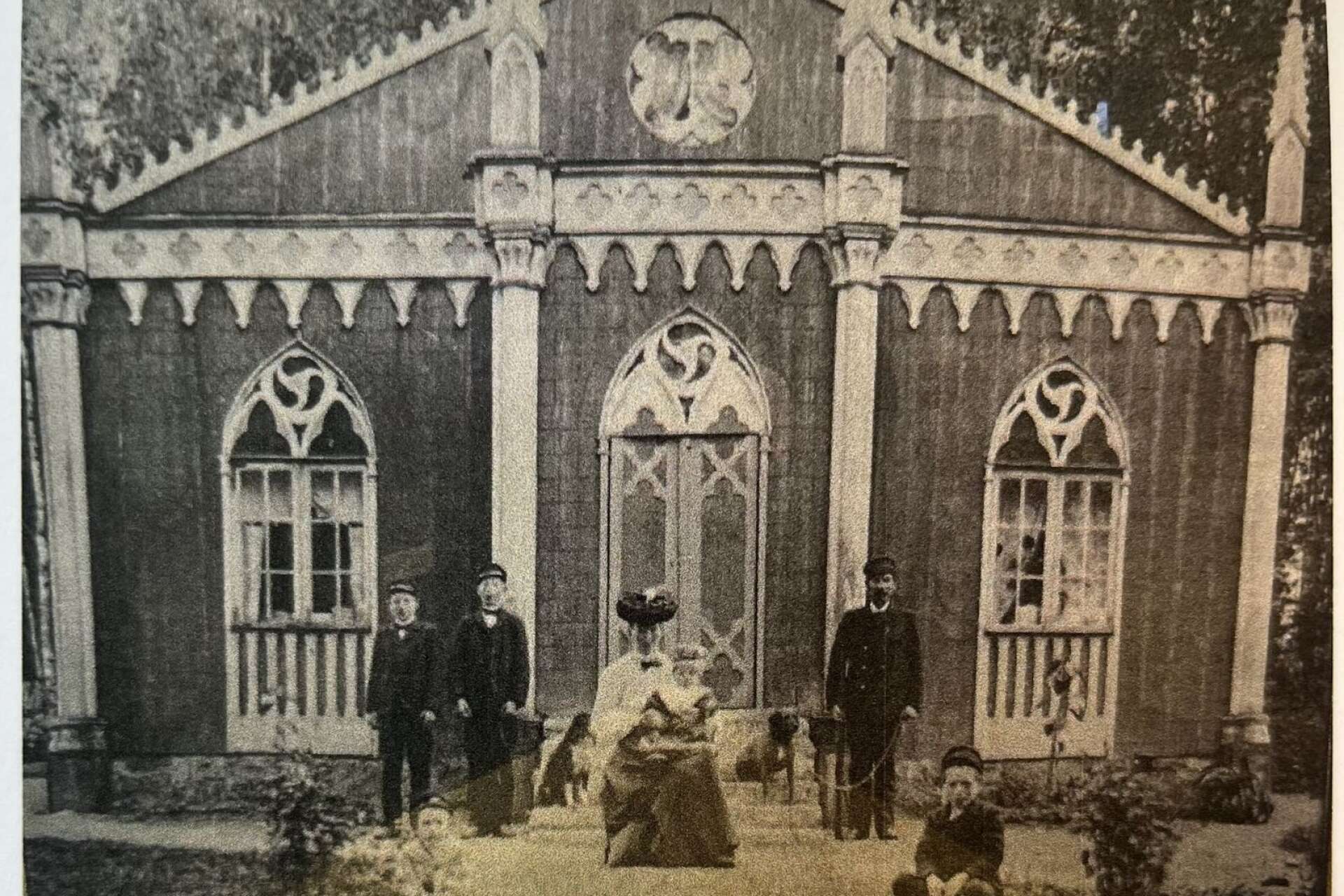 Det här fotot kan ses i Tomas Molins bok. Det är taget 1903 och visar skogvaktare Leonard Gillström med familj som då bodde i huset. 