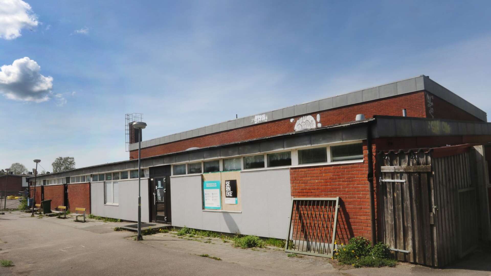 Den gamla matsalen vid Kronoparksskolan står tom och tyst. Nu föreslås att byggnaden ska hyras ut till föreningar i behov av mötesplats. 