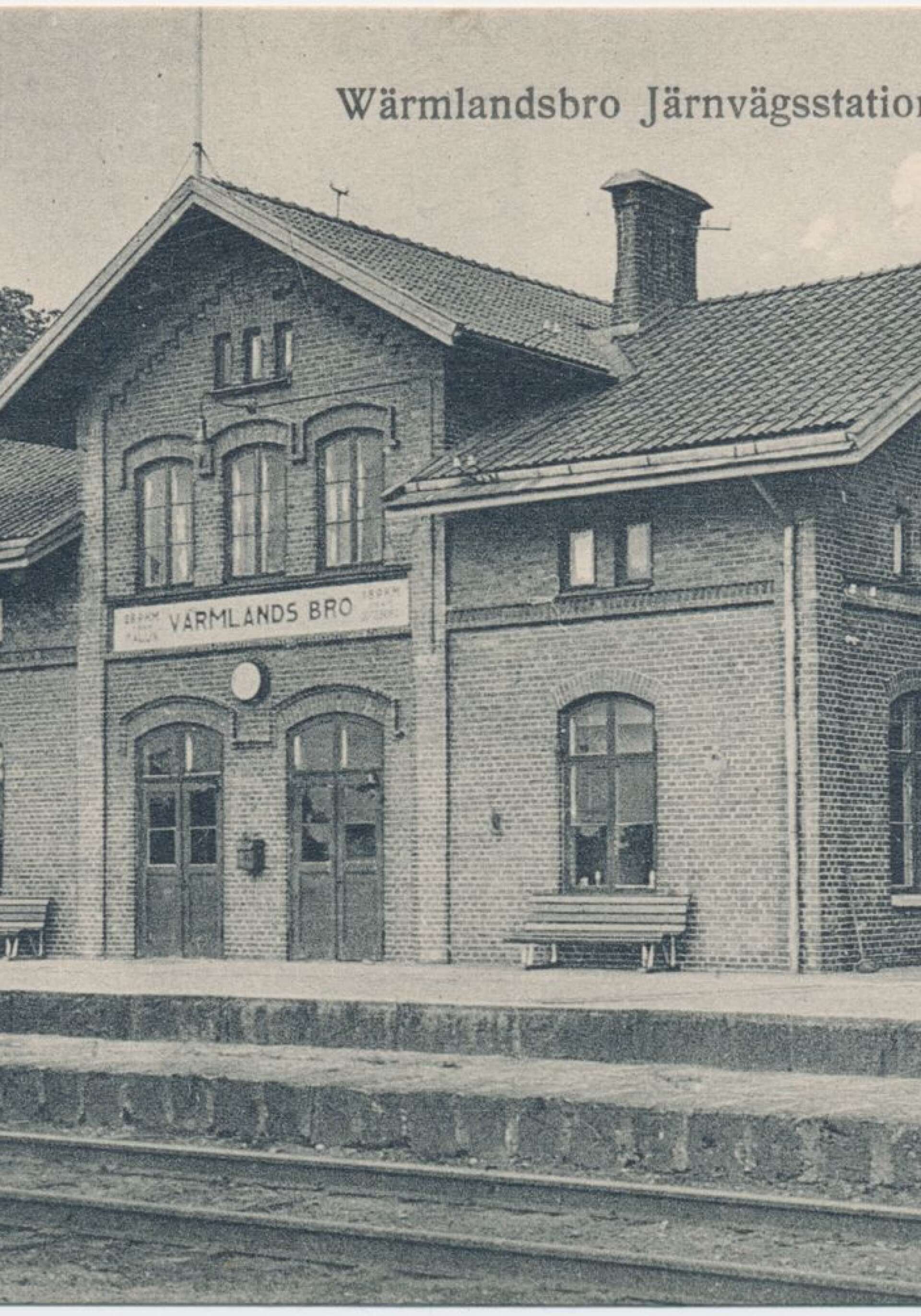 Stationshuset stod klart 1879, samma år som hela Bergslagsbanan från Falun till Göteborg invigdes. Bild från Järnvägsmuseet.