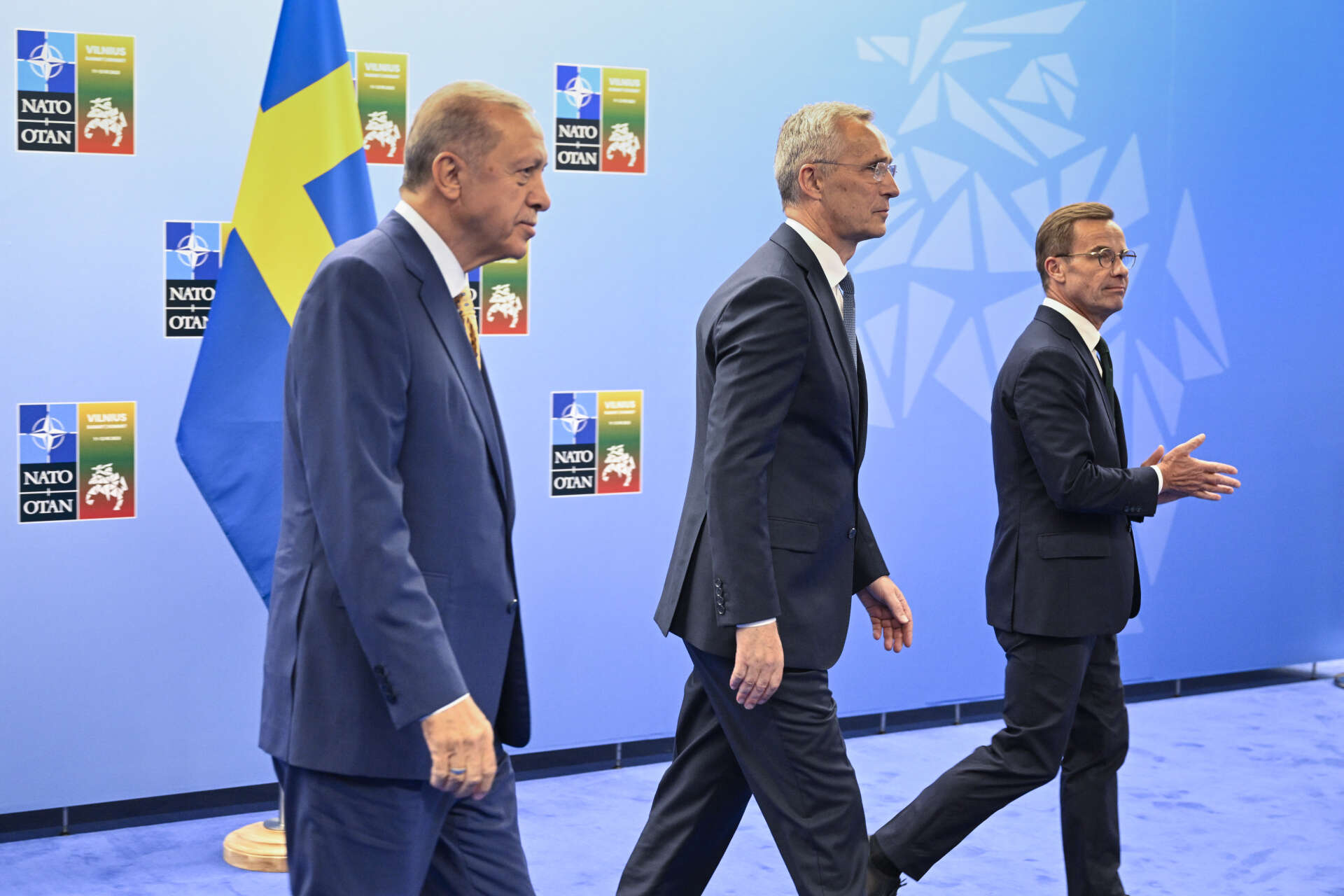 Turkiets president Recep Tayyip Erdoğan och statsminister Ulf Kristersson tillsammans med Natos generalsekreterare Jens Stoltenberg (mitten) inför ett möte i Vilnius.