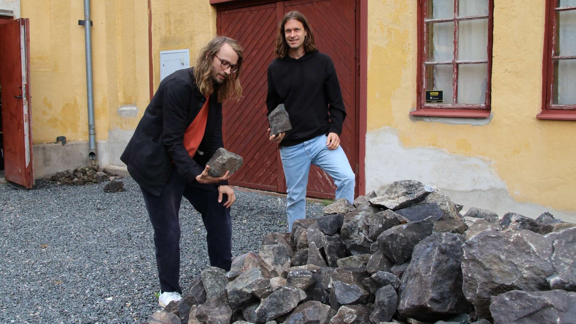 Curatorn Olof Löf (till vänster) och Karl Lindstrand, arkitekt och journalist har samproducerat utställningen Metaller – från mineral till identitetsskapande objekt. På lördag har den sin vernissage i Långban Moderna i en för ämnet passade miljö.