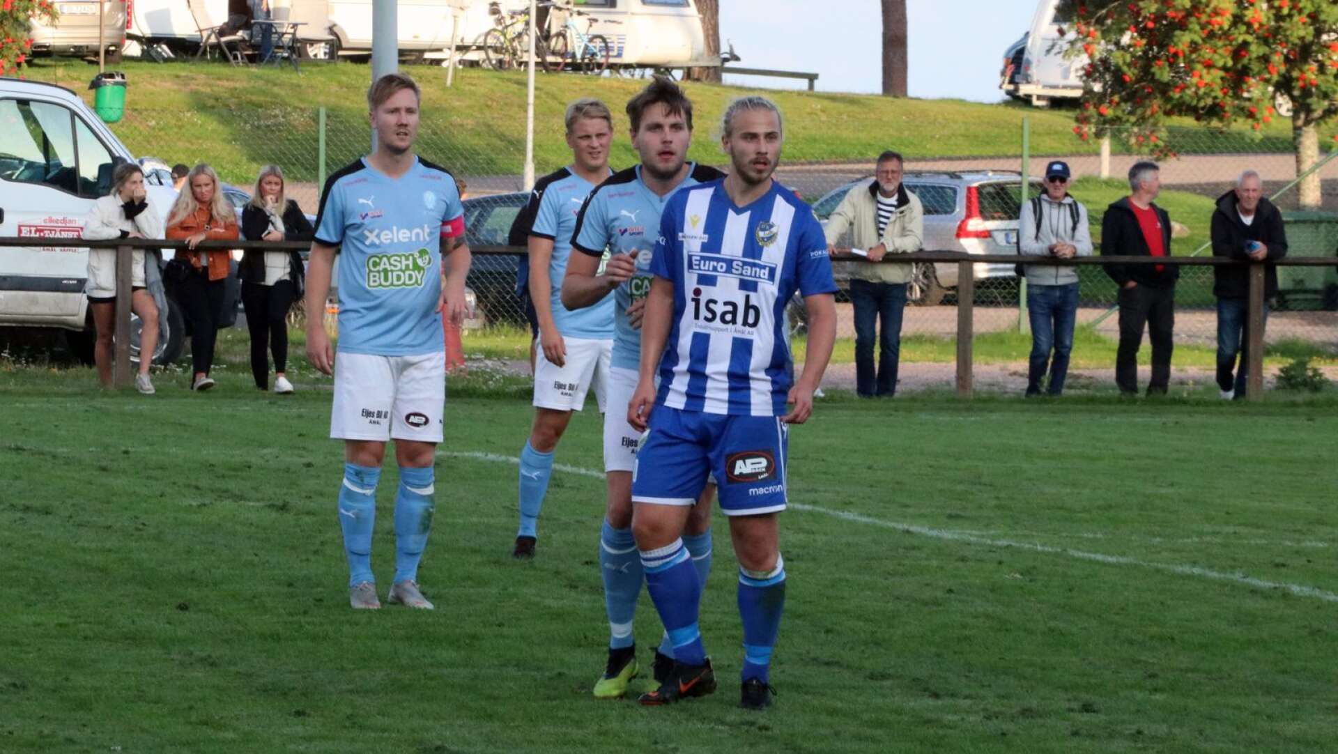 Simon Schullströms (här i IFK Åmål-tröjan) debut i Fengersfors IK resulterade i två assistpassningar. Dock blev det förlust med 2–3 mot Grums.