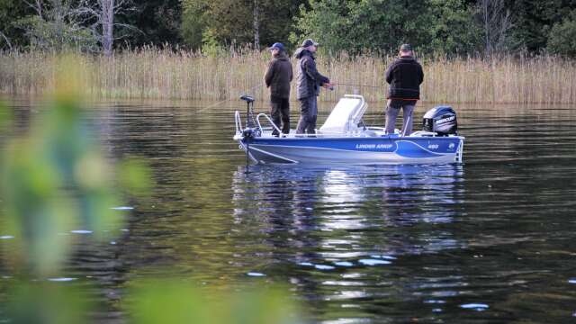 Under hela lördagen kommer det att synas fiskare i båtar som gör upp om SM-titeln på Laxsjön.