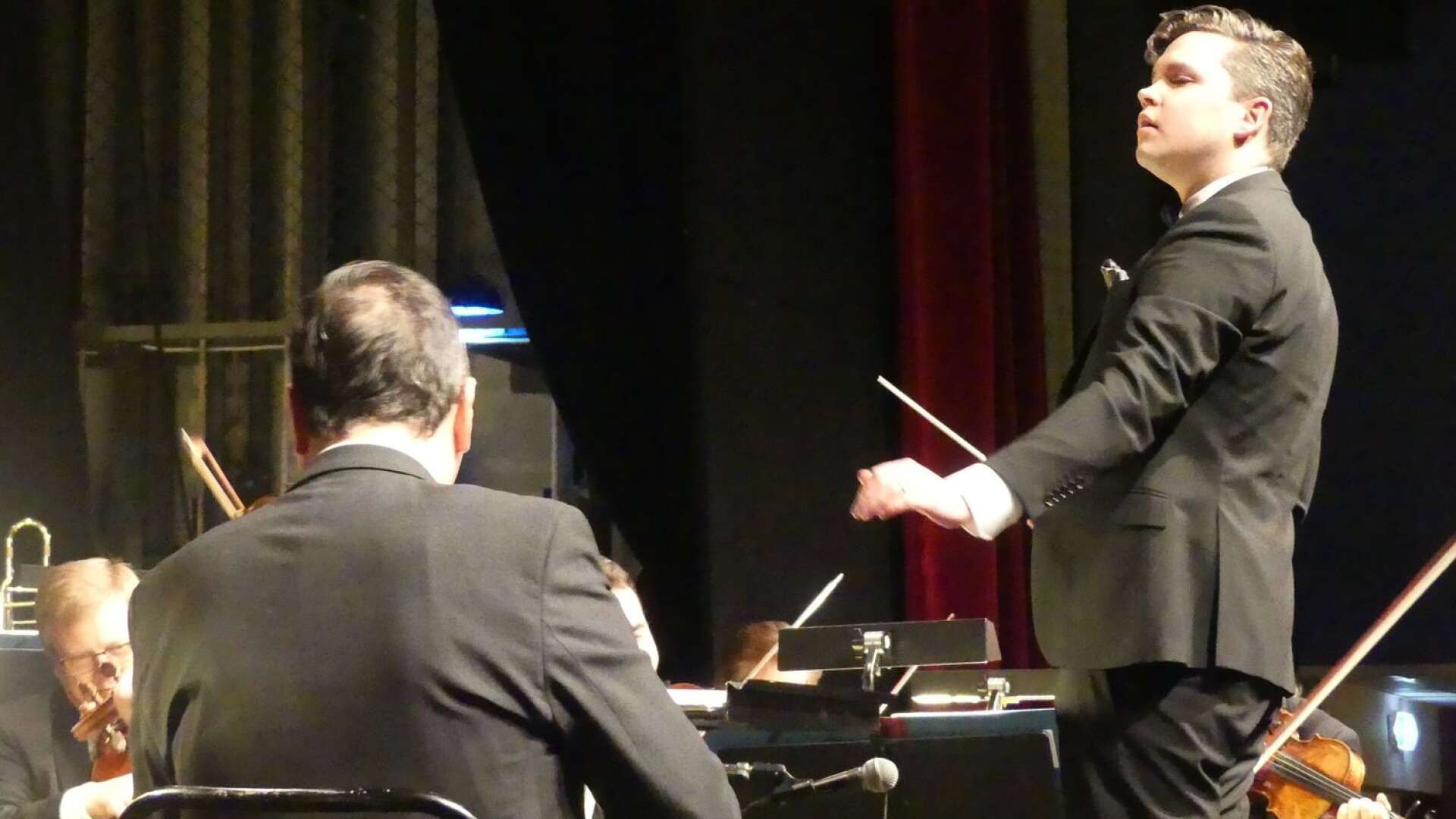 Dirigenten Andreas Eriksson Hjort ledde Wermland Operas orkester med bravur.
