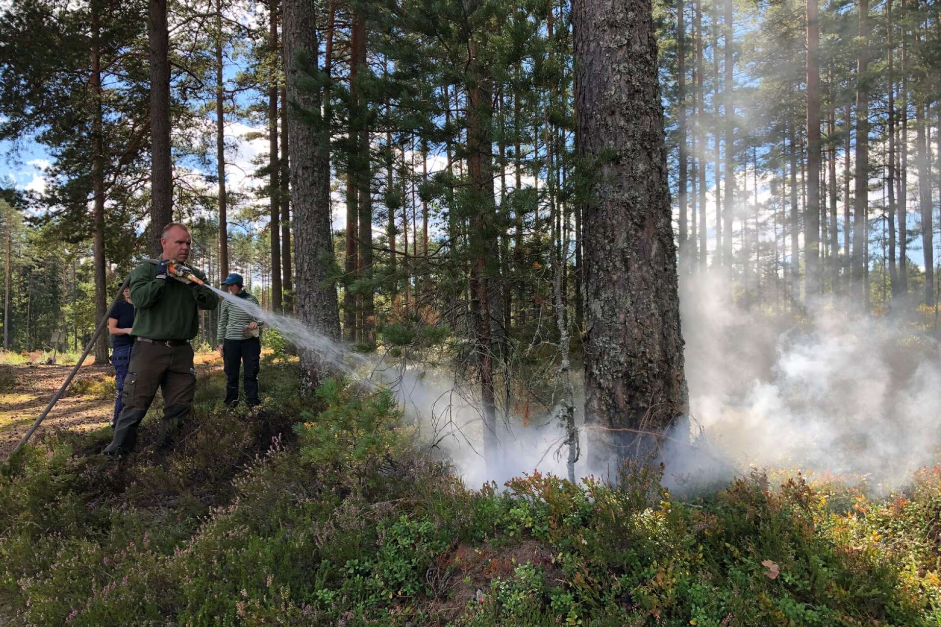 Håkan Eriksson, enhetschef skog och friluftsliv på Karlstads kommun fick öva på att släcka en brand.