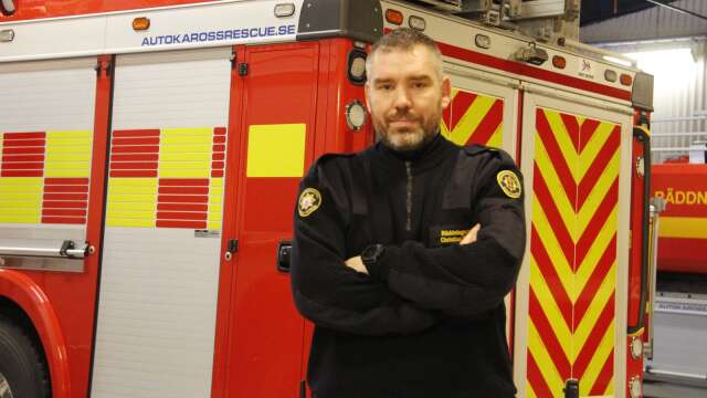 Räddningsledaren Christian Rådén avråder från att köpa brandsläckare av ”dörrförsäljare”.