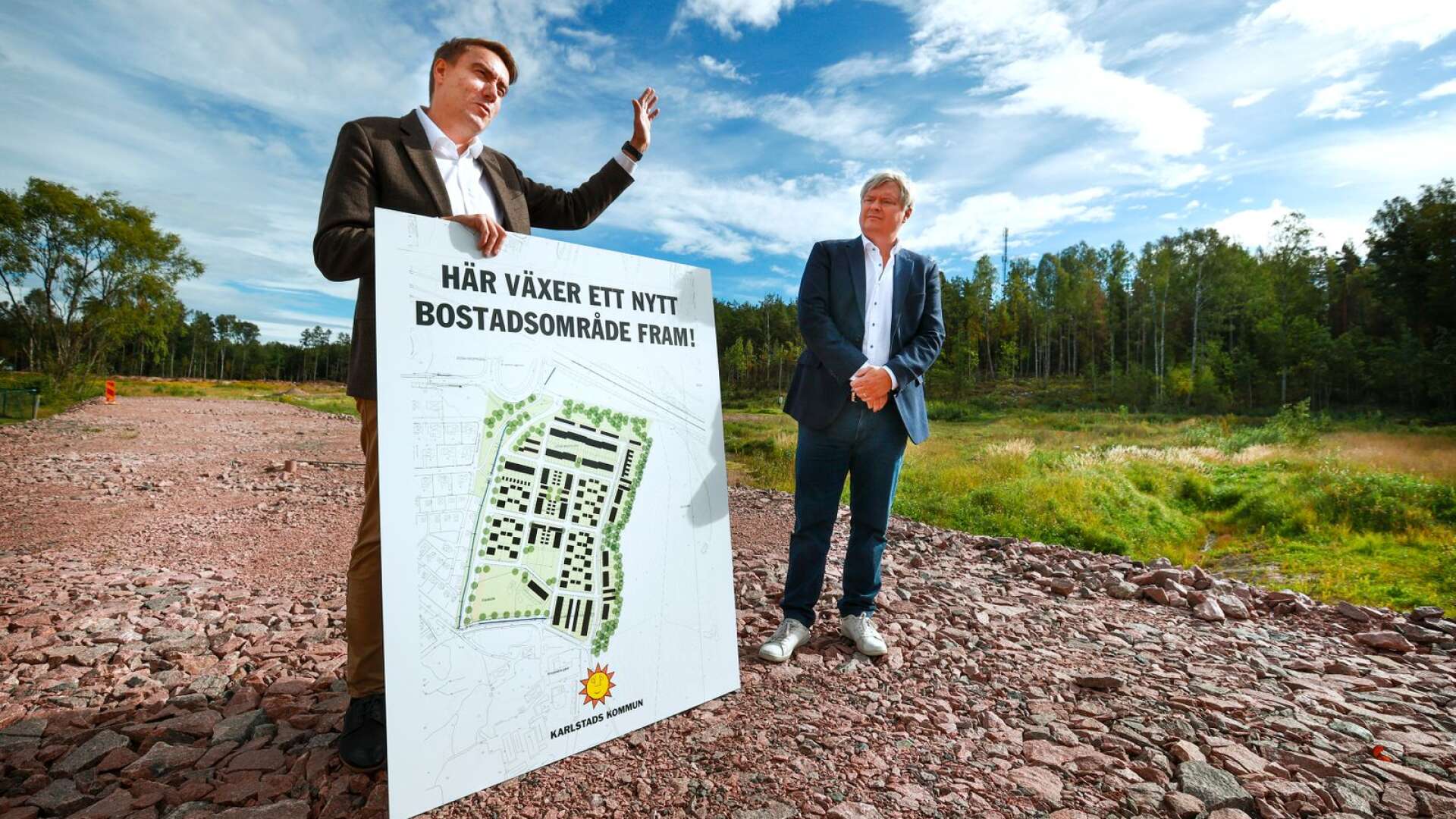 Erik Nilsson (KD), ordförande i stadsbyggnadsnämnden och Fredrik Larsson, representerar ägarna i Karet Invest, vid byggarbetsplatsen för det nya bostadsområdet på Södra Kroppkärr.